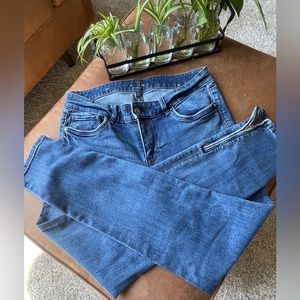WHBM Skinny Sz 4L zippered bottoms blue wash